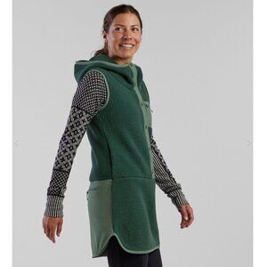 Like New! Title Nine Annapurna Fleece Dress Cream and Red Size M